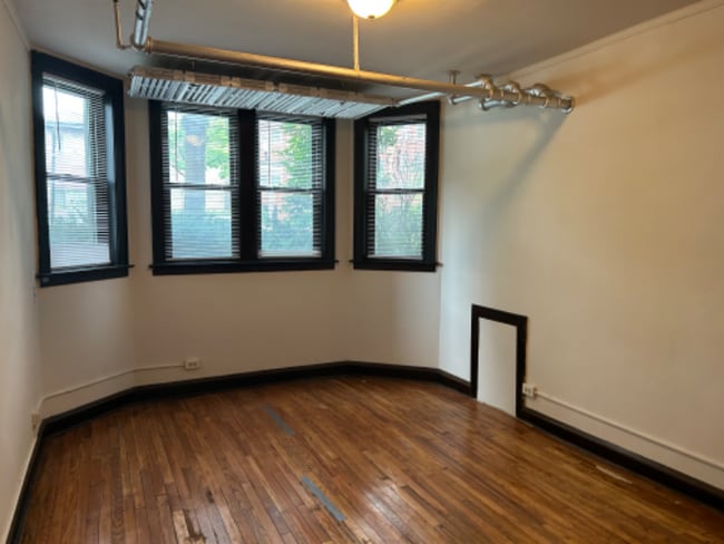 Building Photo - 5958 W Fillmore St