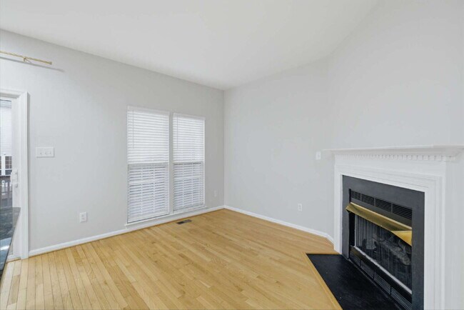 Building Photo - Elegant End-Unit Townhome with Exceptional Community Amenities
