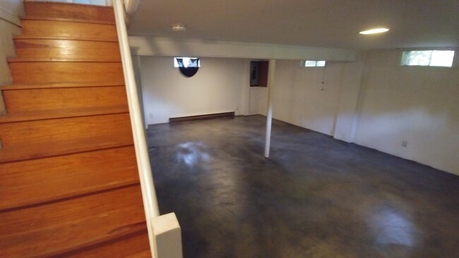 Building Photo - 3 BR / 2 BA Outdoor lovers dream! Near For...