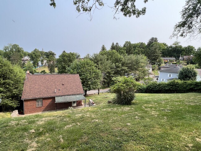 Building Photo - 1135 Sunset Dr