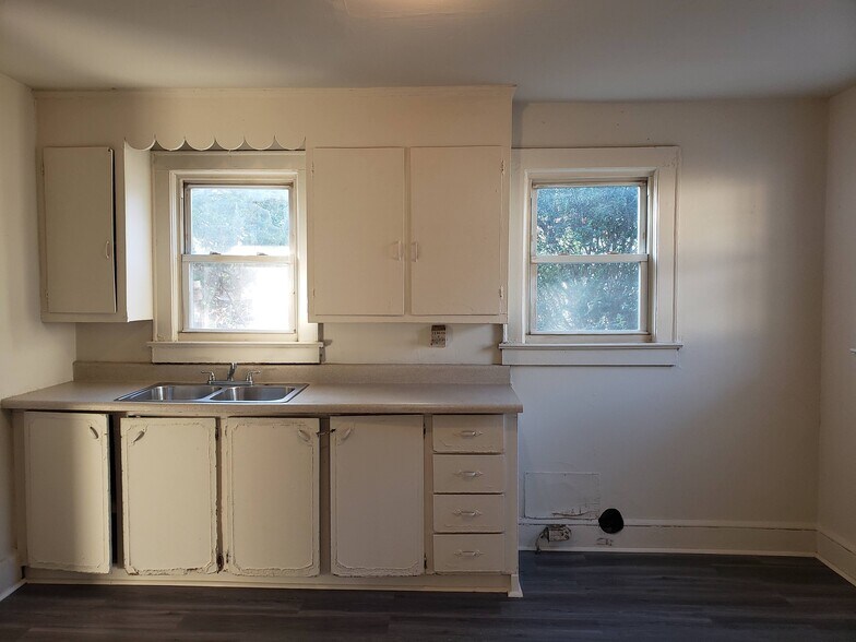 Building Photo - 415 S Texas Ave