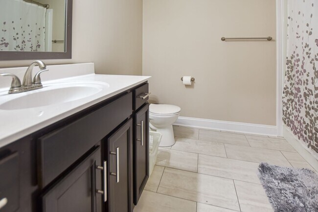 Building Photo - Pet Friendly Five Bedroom!
