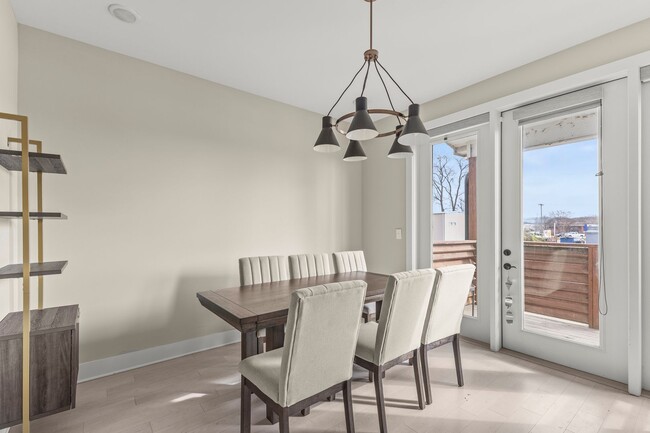 Building Photo - South Broad St Townhome, Walk to the Riverwalk!