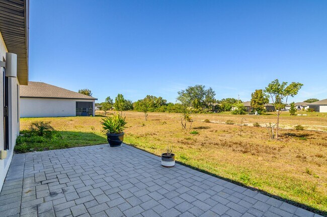 Building Photo - NOW AVAILABLE - 3/2 with 2 Car Garage in Mirror Lakes!