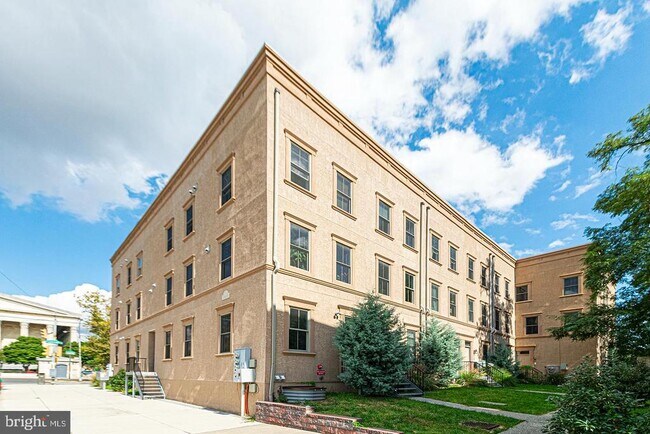 Building Photo - 2012 W Girard Ave