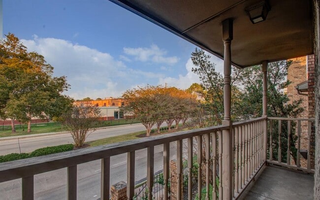 Building Photo - 10615 Briar Forest Dr