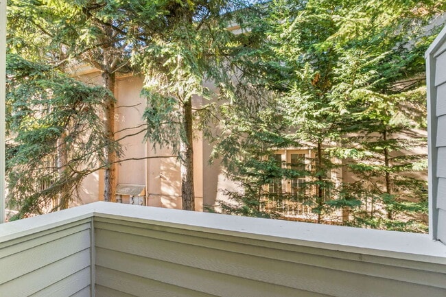 Building Photo - Stunning Capitol Hill Townhome in Prime Seattle Location – 3BR / 3BA Available June 7