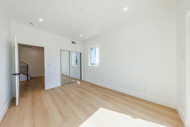 Building Photo - 1330 S Longwood Ave