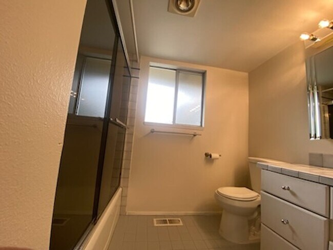 Building Photo - $3950 2520 SqFt, SFH/4BDR,2BA,office/Garag...