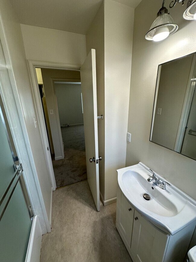 Building Photo - 2 bed/1 bath with garage