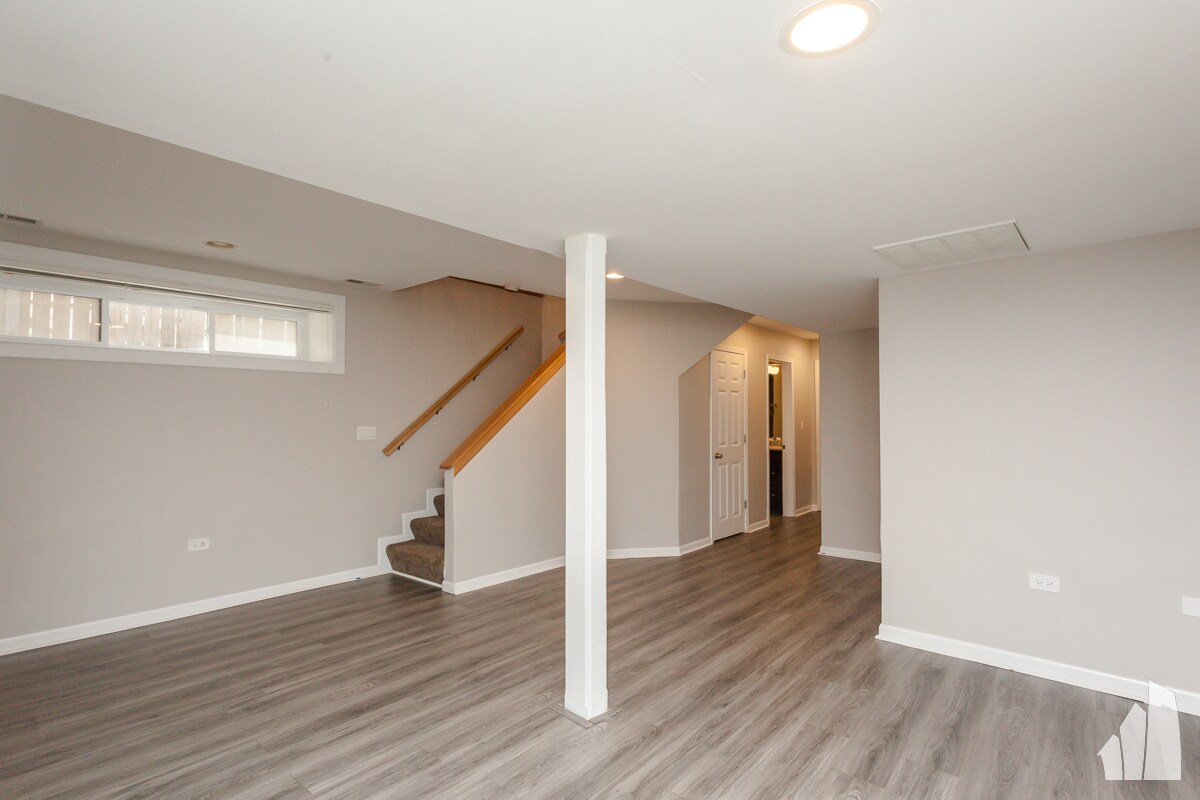 Building Photo - 845 W Lawrence Ave