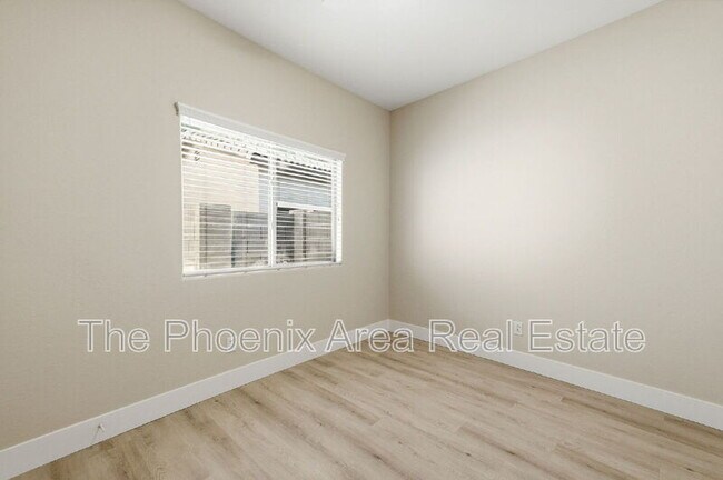 Building Photo - 554 E San Carlos Way