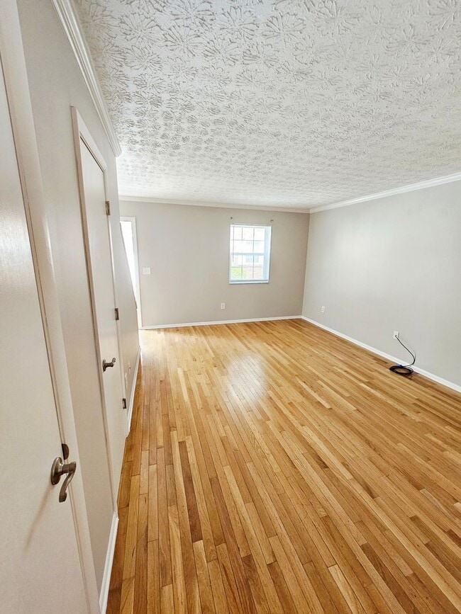 Building Photo - MOVE-IN READY! 2BR Townhome in Clintonville near OSU – W/D, Parking, Pet Friendly