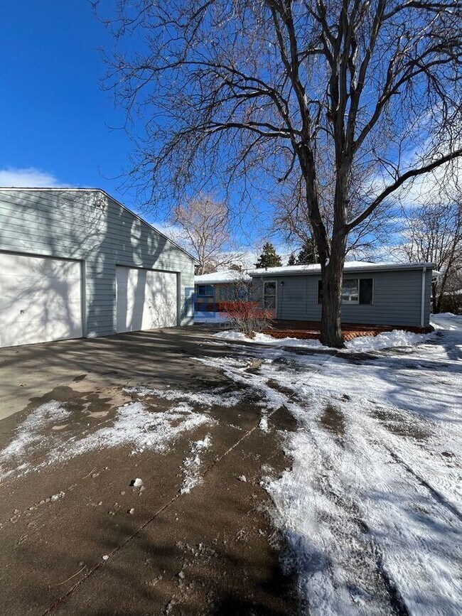 Building Photo - 865 Balsam St