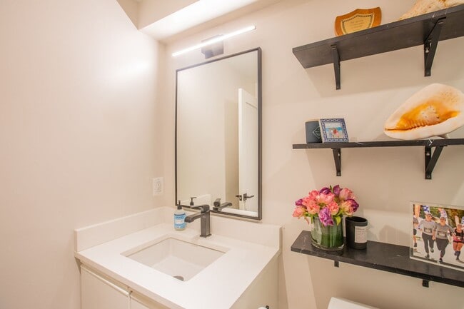 Building Photo - Stunning 2 BR/2 BA Condo in Lanier Heights!