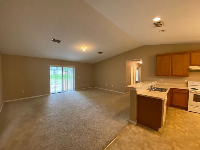 Building Photo - Desirable SW Ocala Neighborhood 3/2/2 **Wo...