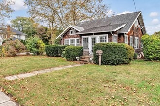 Building Photo - 489 Elton St