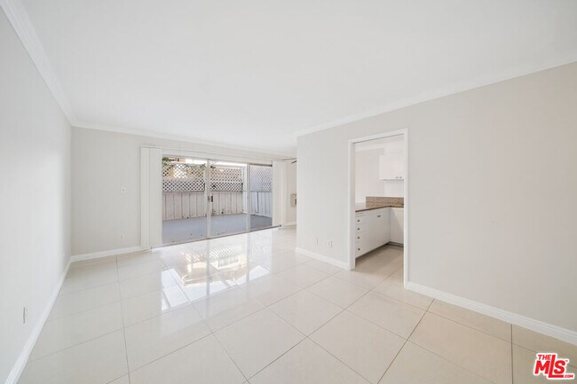 Building Photo - 7545 Hampton Ave