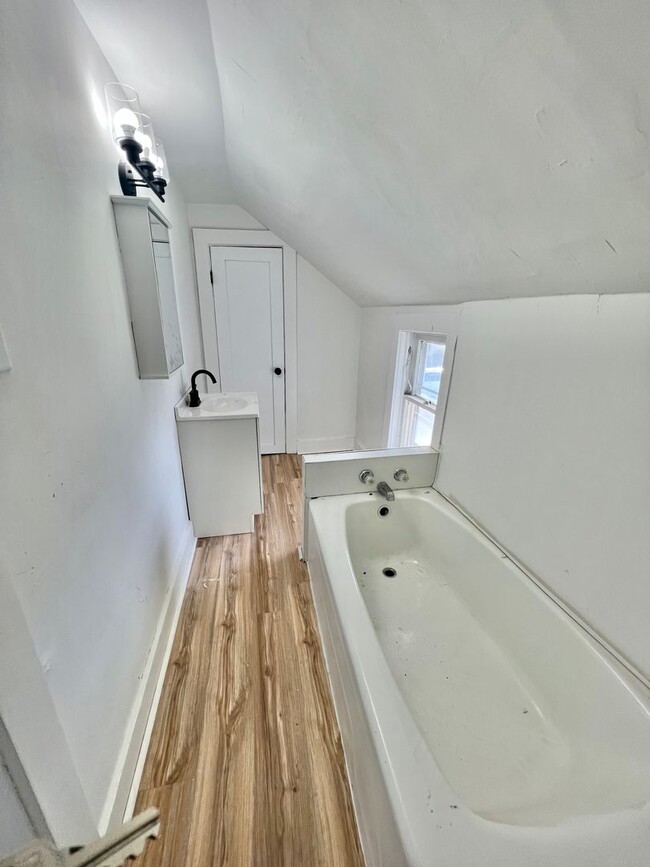 Building Photo - 4 Bedroom House in New Haven