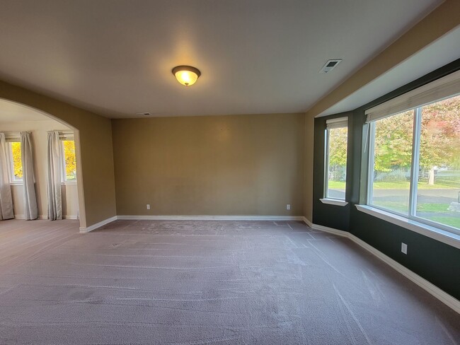 Building Photo - 3BR/2.5BA Home Near River – Stamped Patio,...