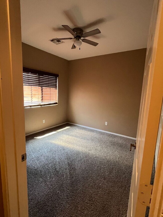 Building Photo - Desirable Chandler Location!