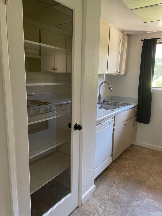 Building Photo - 2 Bedroom 1.5 bath Townhome!