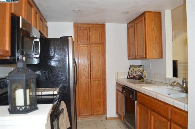 Building Photo - COMING SOON! $3,500 / 3BR - 1383 S.F. GORG...