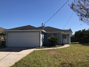 Building Photo - Convenient Location to Hulrburt Field