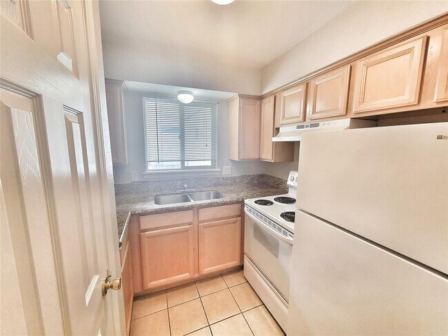 Primary Photo - 1522 Yale St