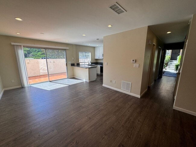 Building Photo - Spacious 4-Bedroom Townhome in Prime Clair...