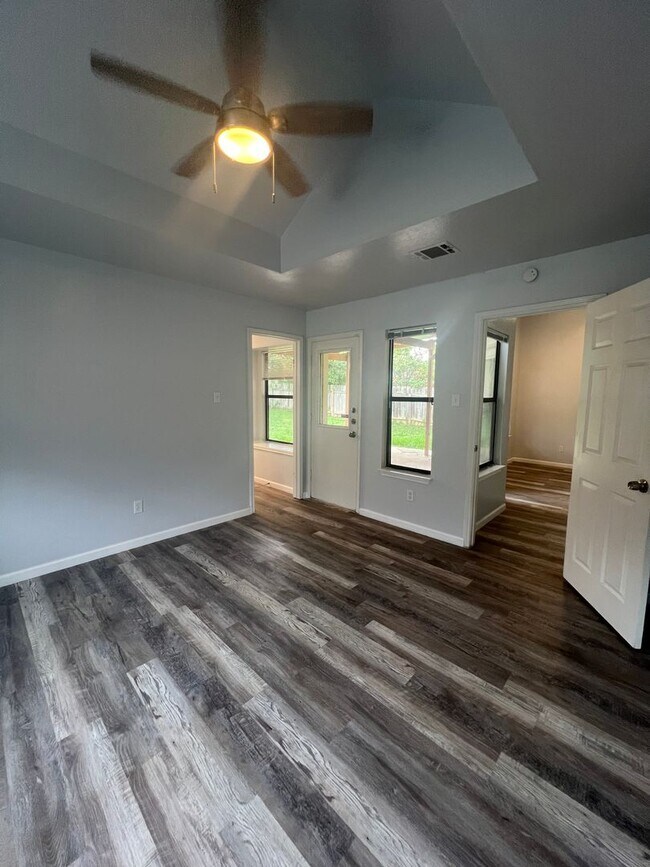 Building Photo - Lovely Home on Corner Lot!