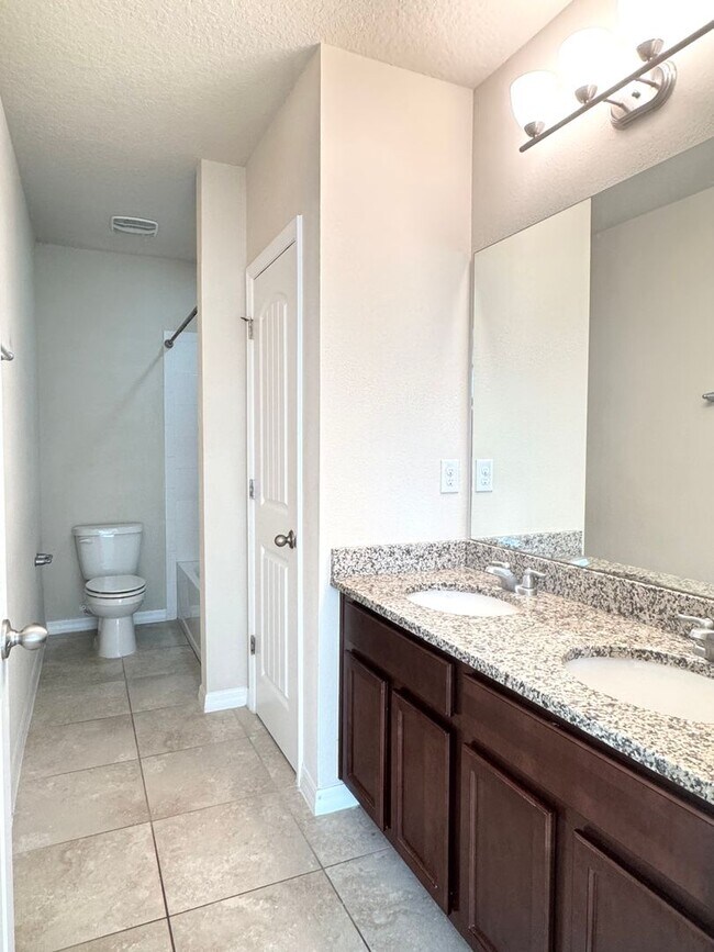 Building Photo - Large 4/3.5 Home located in Waterleigh! Do...