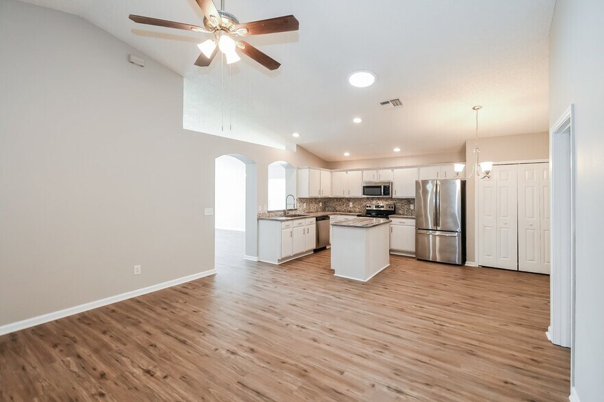 Building Photo - 3306 Lake Effie Ct N