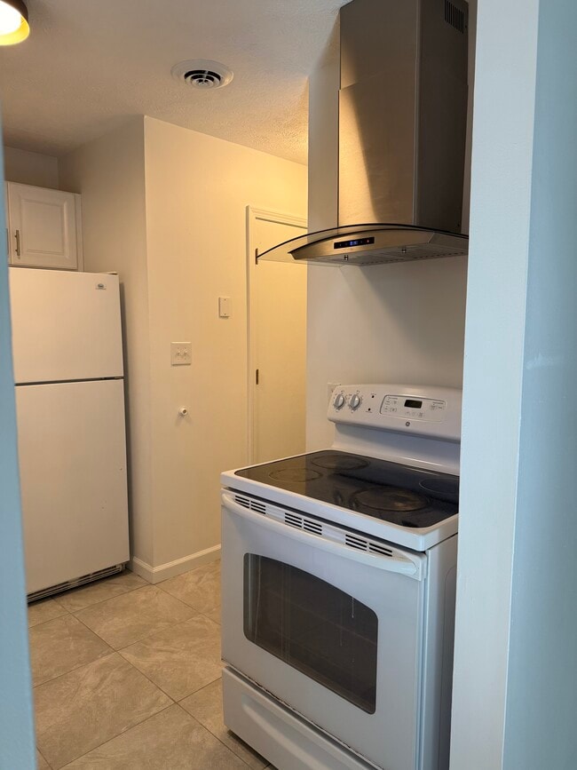 Building Photo - 727 6th Ave S