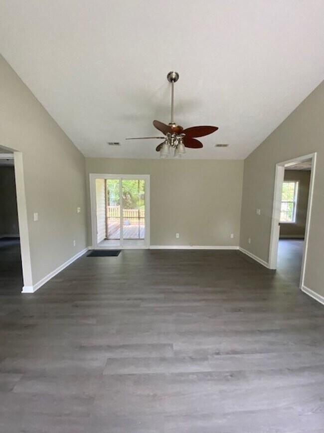 Building Photo - Welcome to this charming 3-bedroom, 2-bathroom home located in the vibrant city of Wilmington, NC.