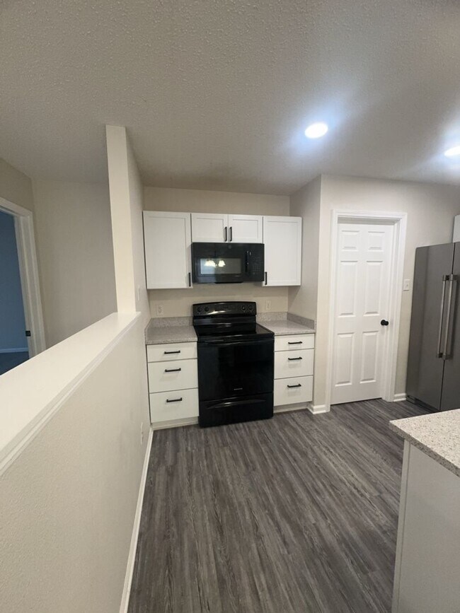 Building Photo - Beautiful 3 Bedroom, 2 Bath Available Now!