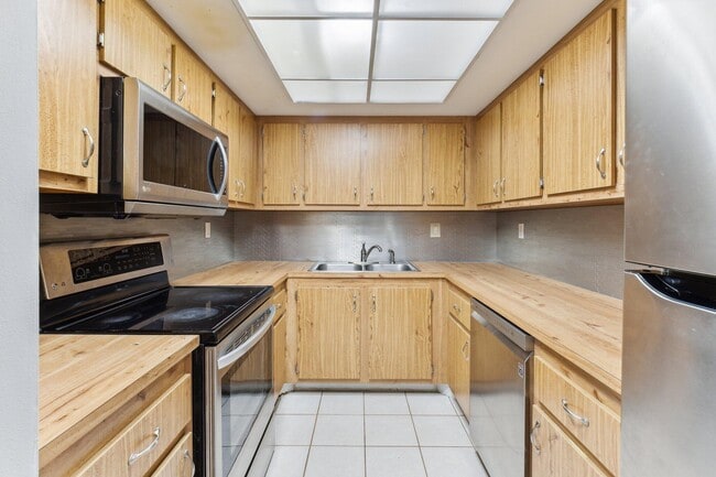 Building Photo - 6463 La Costa Dr