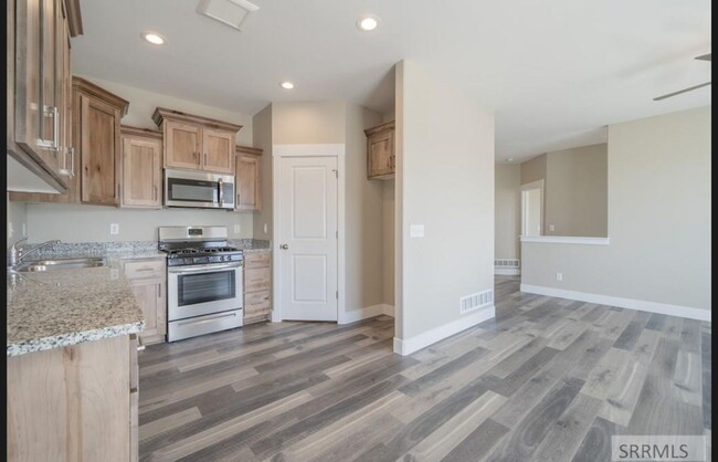 Building Photo - 4 bed 3 bath twinhome in Idaho Falls 2 set...