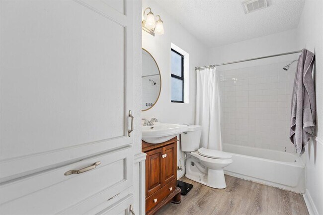 Building Photo - 600 Pin Tail Ln