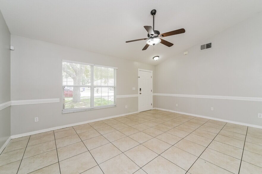 Building Photo - 926 Willow Run St