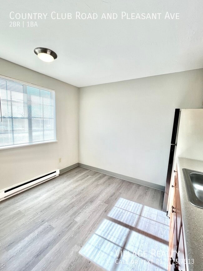 Building Photo - 605 Country Club Rd