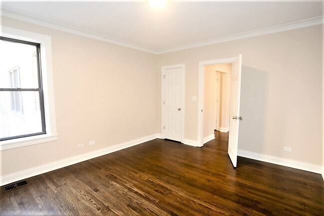 Building Photo - 4445 N Rockwell St