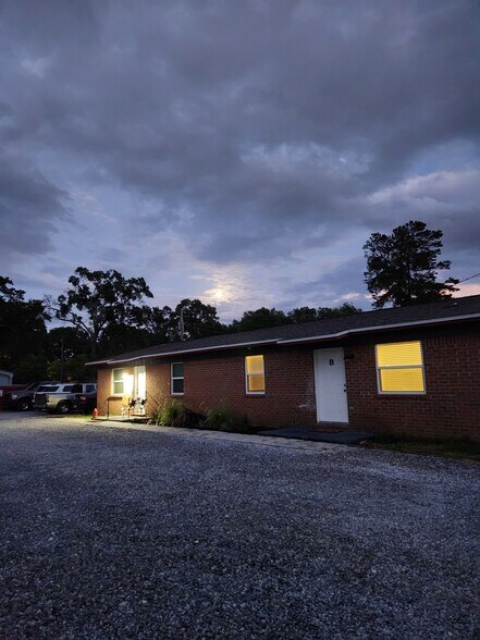 Building Photo - 710 Shady Lane Dr
