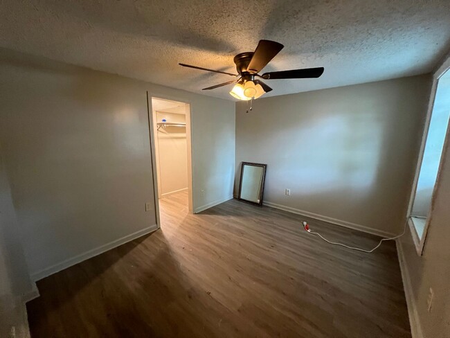 Building Photo - 2508 11th Ct