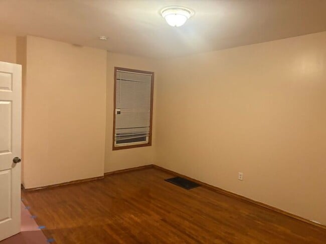 Building Photo - 5BR/1.5BA Row Home with Backyard and Laundry Hookups