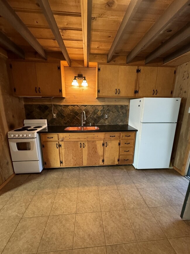 Building Photo - 829 Julie Ln