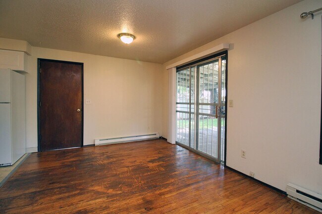 Building Photo - Cute and Ideal 3 Bedroom Ranch Style House...