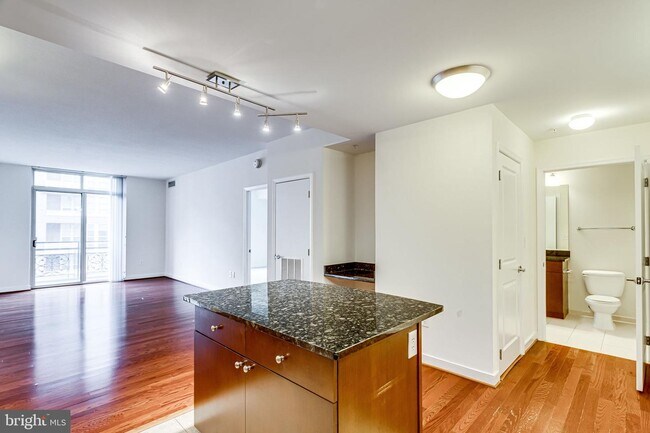 Building Photo - 155 Potomac Passage
