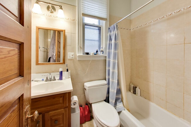 Building Photo - 2815 N Racine Ave