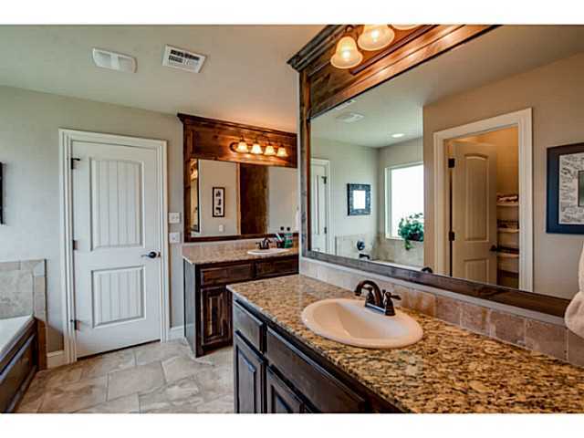 Building Photo - Kelly Lakes Addition - 4 bed 2 1/2 bath + ...